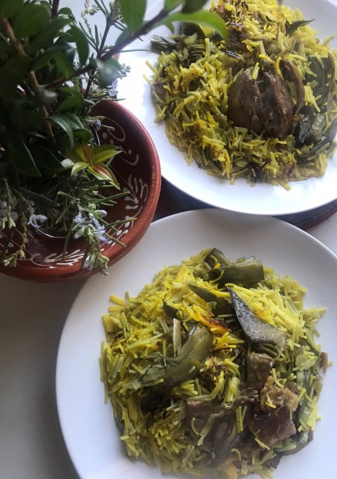 Una foto de Fideuà de confit de pato con alcachofas