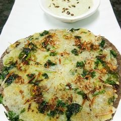A picture of Falhari alu uttapam with coconut chutney.