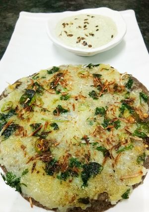 A picture of Falhari alu uttapam with coconut chutney.
