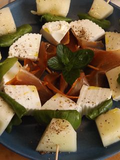 Una foto de Brochetas de melón y queso fresco con lomo ibérico