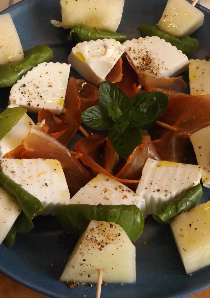 Una foto de Brochetas de melón y queso fresco con lomo ibérico
