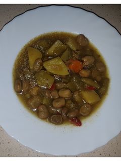 Una foto de Guiso de habas con verduras