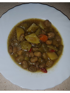 Una foto de Guiso de habas con verduras