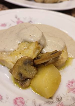 Una foto de Merluza en salsa de champiñones