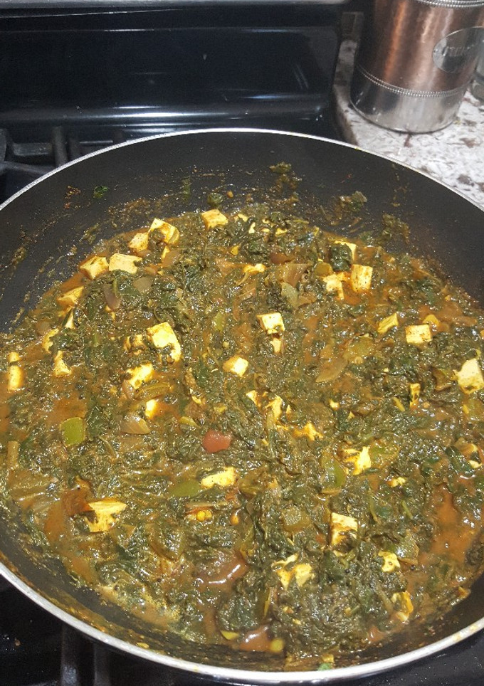 A picture of Palak paneer.