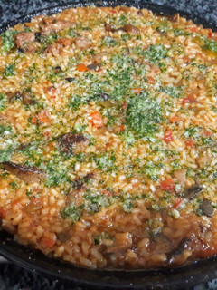 Una foto de Arroz cremoso con conejo y setas #cocinandonuestrasraices