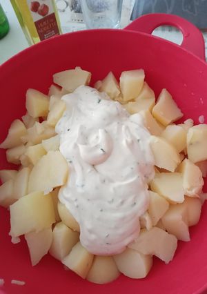 Une photo de Sauce crémeuse pour pommes de terre en salade