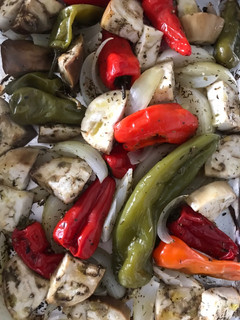 Una foto de Verduras (cebollas, pimientos y berenjena) al horno, en papillote