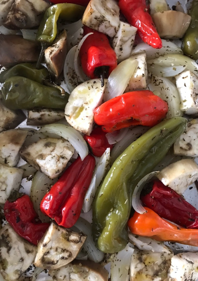 Una foto de Verduras (cebollas, pimientos y berenjena) al horno, en papillote