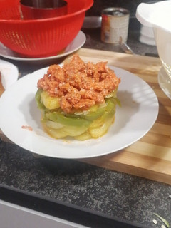 Una foto de Timbal de patatas, txistorra, y huevo poché