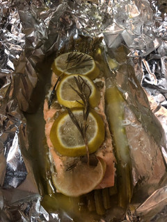 Una foto de Salmón al horno con espárragos