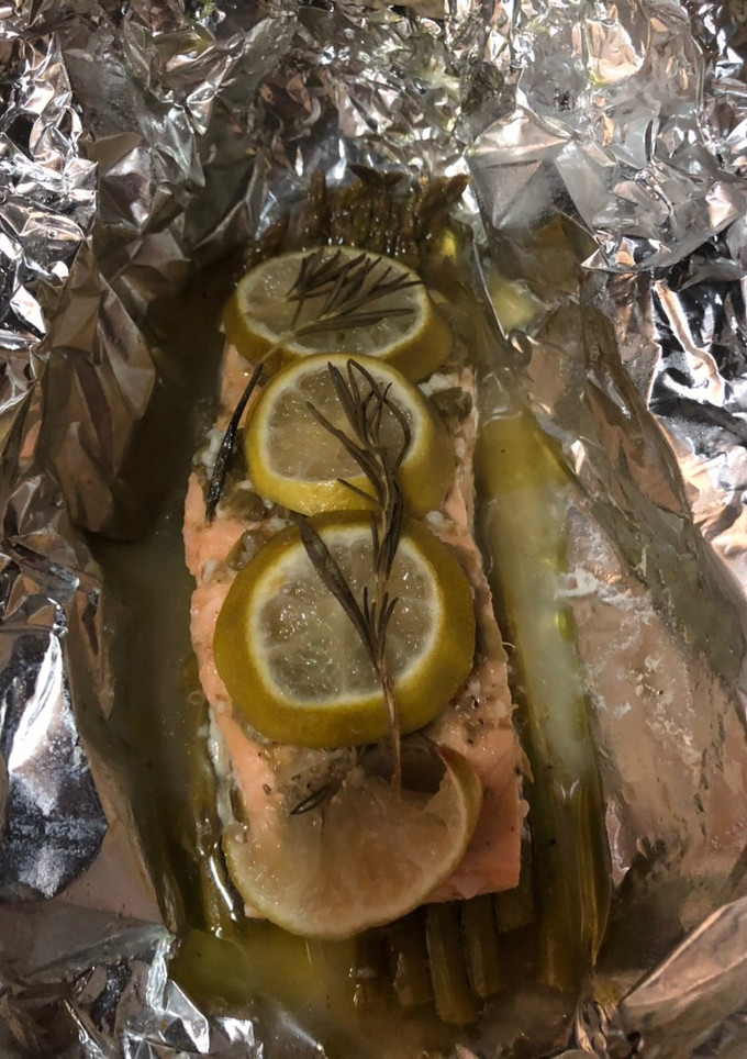 Una foto de Salmón al horno con espárragos