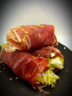 Una foto de Tapa de rollitos de jamón serrano y queso azul