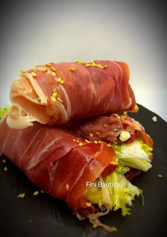Una foto de Tapa de rollitos de jamón serrano y queso azul