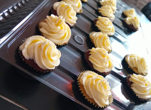Una foto de Cupcakes de vainilla con betún de queso y mantequilla.🧁