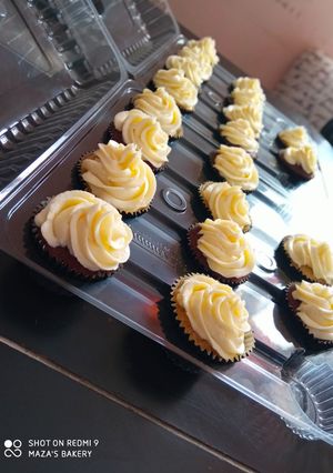 Una foto de Cupcakes de vainilla con betún de queso y mantequilla.🧁