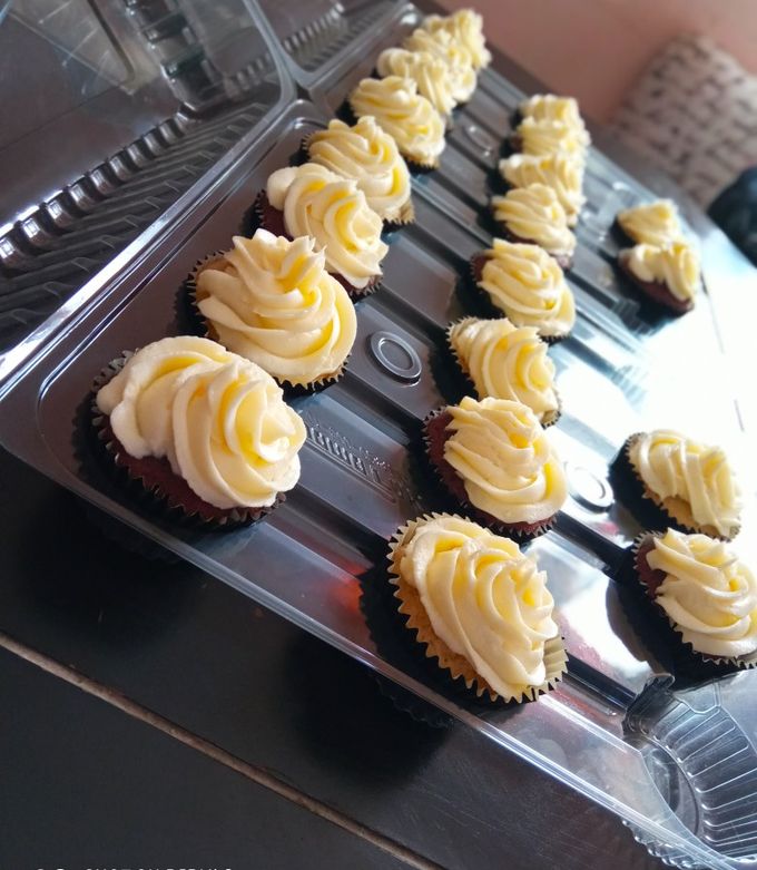 Una foto de Cupcakes de vainilla con betún de queso y mantequilla.🧁