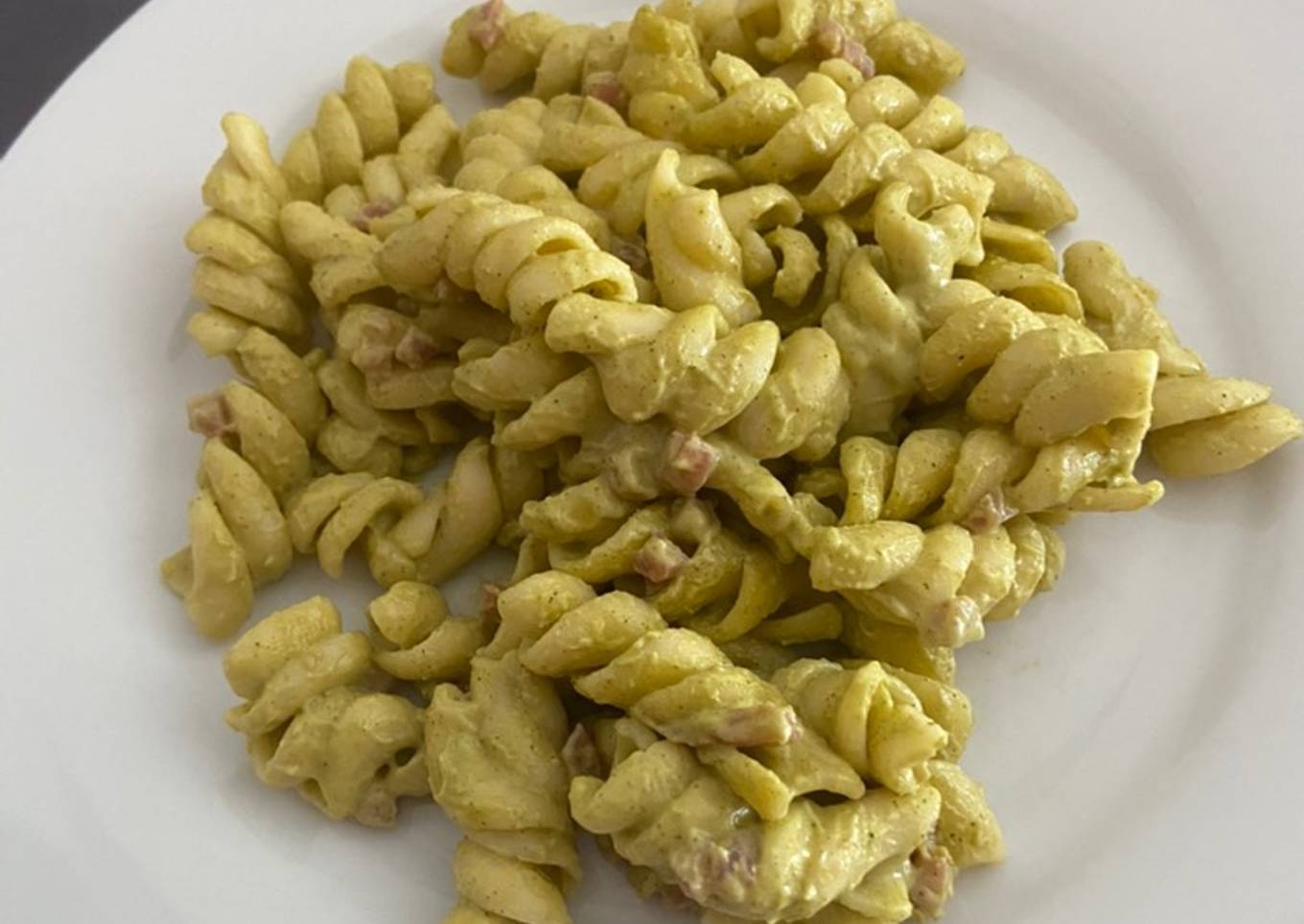 Fusil y con bechamel fría de calabacín