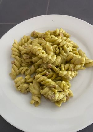 Una foto de Fusil y con bechamel fría de calabacín