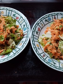 Una foto de Cena rapidísima con zanahorias y lechuga