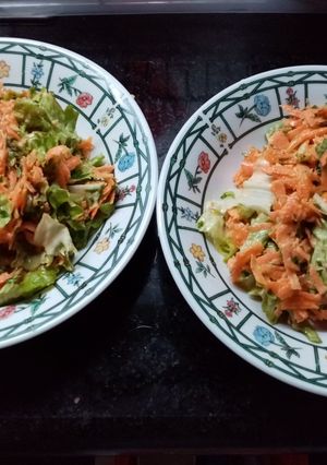 Una foto de Cena rapidísima con zanahorias y lechuga