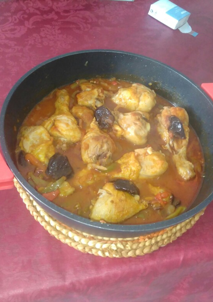Una foto de Pollo con ciruelas
