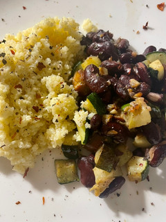 Una foto de Alubias rojas con salchicha vegana y calabacín + mijo