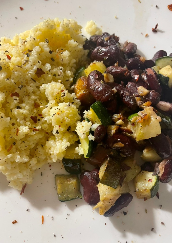 Una foto de Alubias rojas con salchicha vegana y calabacín + mijo