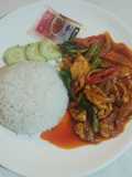 ไก่ผัดเครื่องแกงราดหน้าข้าว
