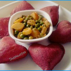A picture of Beetroot poori and potato green peas dry sabzi.