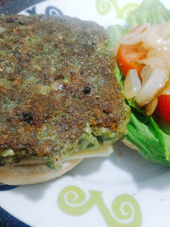 Una foto de Hamburguesa de pollo y espinacas