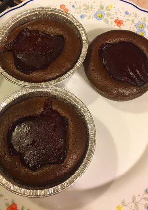 Foto di Tortini al cioccolato extra fondente con cuore di marmellata