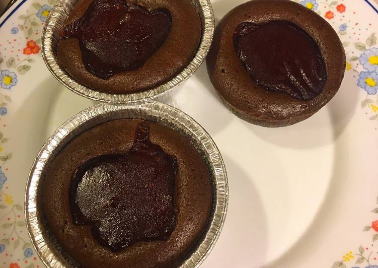 Tortini al cioccolato extra fondente con cuore di marmellata