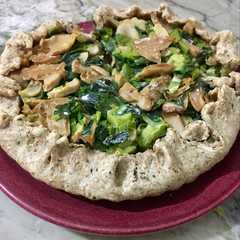 A picture of Tarta de puerro y champiñones.