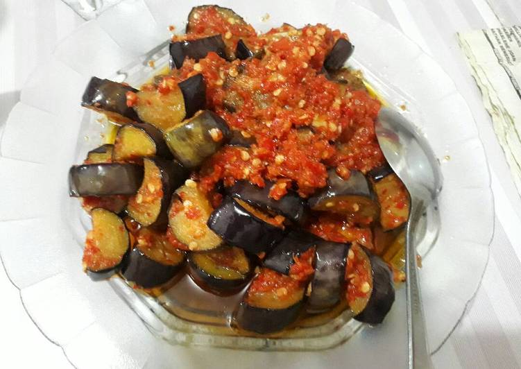 BIKIN NAGIH! Cara Membuat Terong balado blacan ikan asin sepat