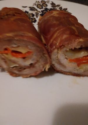 O poză a rețetei Ruladă de cotlet cu jambon, cașcaval, ardei și usturoi.