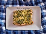 Una foto di salmone al forno con olive