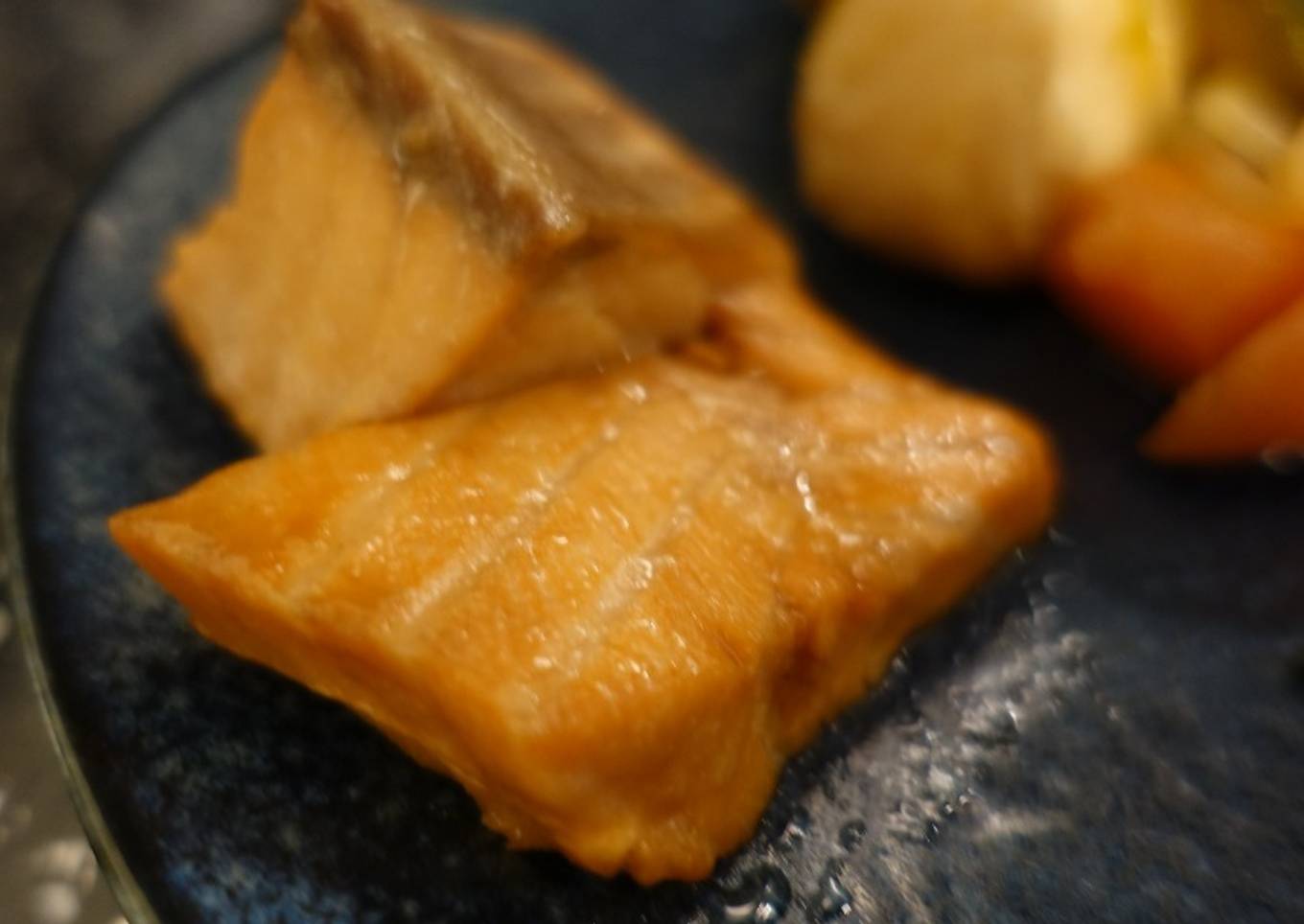 Grilled salmon soaked in soy sauce