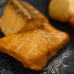 A picture of Grilled salmon soaked in soy sauce.