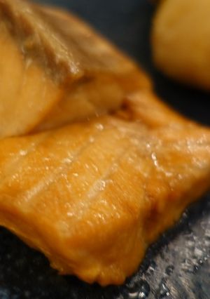A picture of Grilled salmon soaked in soy sauce.