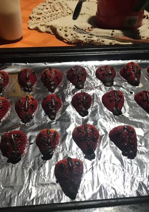 Una foto de Vaquitas de san Antonio, con frutillas y chocolate