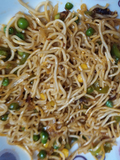 झटपट वेज मॅगी नूडल्स (veg maggi noodles recipe in marathi) रेसिपी चे मुख्य फोटो