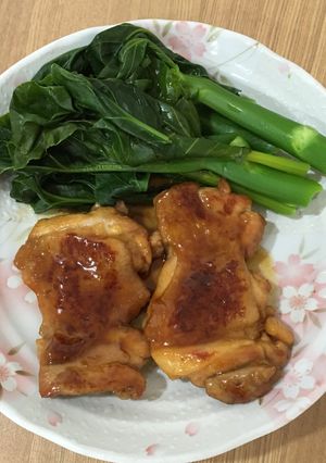 A picture of Teriyaki Chicken with Kai Lan.