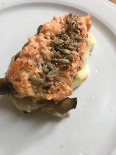 Una foto de Merluza a la plancha con salsa de zanahoria y queso