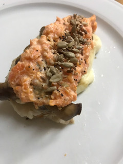 Una foto de Merluza a la plancha con salsa de zanahoria y queso