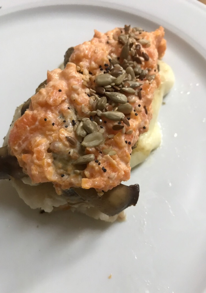 Una foto de Merluza a la plancha con salsa de zanahoria y queso