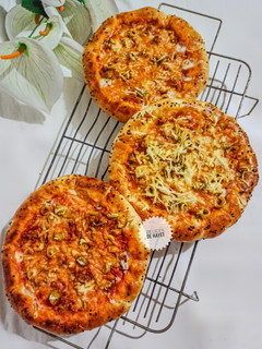 صورة لوصفة بيتزا محشية الاطراف بعحينة هشة و طرية 🍕