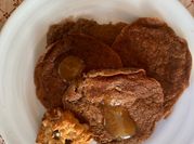 Una foto di pancake con acqua