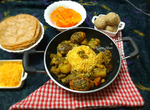 A picture of Undhiyu.