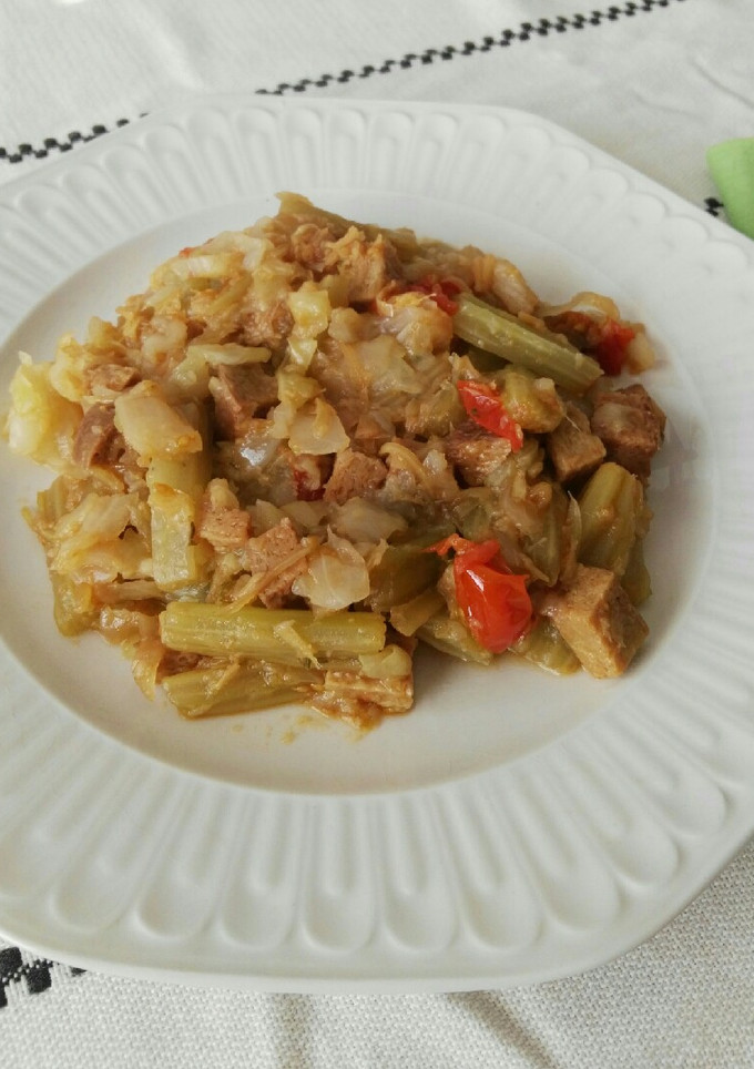 Una foto de Cardo y repollo con seitan